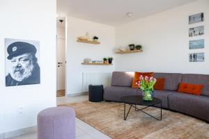 un salon avec un canapé et une table dans l'établissement ROOFTOP, à Ostende 24 autres photos