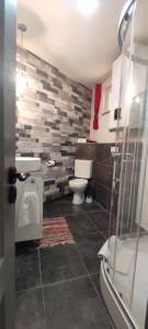 Kúpeľňa v ubytovaní Koller Apartmanház + 17 fotografií