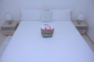 Un dormitorio con una cama con una cesta. en Complejo Giraflor, en Pantoja