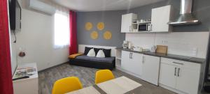 Kuchyňa alebo kuchynka v ubytovaní Koller Apartmanház