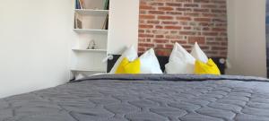 Posteľ alebo postele v izbe v ubytovaní Koller Apartmanház