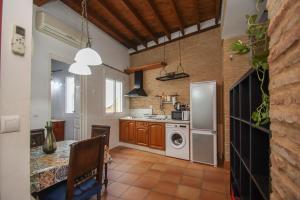 eine Küche mit einem Kühlschrank und einem Tisch darin in der Unterkunft Precioso Apart. Céntrico y confortable **Wifi-AC** in Sevilla