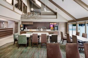 cocina y comedor con mesa y sillas en Residence Inn Fremont Silicon Valley, en Fremont