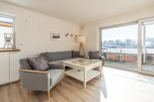 een woonkamer met een bank en een tafel bij Grüntrach in Sonthofen