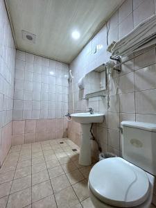 Fulong Hotel tesisinde bir banyo