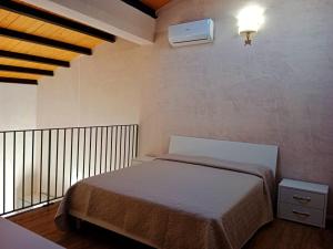 1 dormitorio con 1 cama y calefactor en la pared en Vigna di pettineo - guest house, en Vittoria
