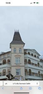 een gebouw met een toren erop bij Villa Sonneck App03 in Ostseebad Sellin
