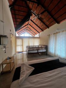 um quarto grande com uma cama e uma mesa em Coorg Coffee Inn em Suntikoppa