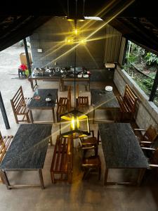 uma vista superior de um restaurante com mesas e cadeiras em Coorg Coffee Inn em Suntikoppa