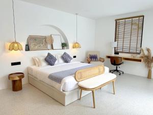 een slaapkamer met een bed met een stoel en een bureau bij Arau House in Arau