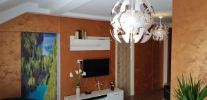 TV a/nebo společenská místnost v ubytování Lux Apartments With Pool Dex