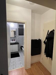 Habitación con baño con lavabo y aseo. en Ferienwohnung am Knoops Park, en Bremen