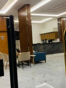 شقق كالم الفندقية في الرياض: غرفة معيشة مع أريكة وطاولة وكراسي