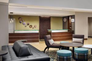 Ein Sitzbereich in der Unterkunft Residence Inn by Marriott Fort Myers at I-75 and Gulf Coast Town Center