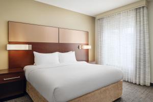 Ein Bett oder Betten in einem Zimmer der Unterkunft Residence Inn by Marriott Fort Myers at I-75 and Gulf Coast Town Center