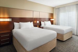 Ein Bett oder Betten in einem Zimmer der Unterkunft Residence Inn by Marriott Fort Myers at I-75 and Gulf Coast Town Center