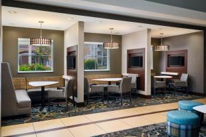 Ein Sitzbereich in der Unterkunft Residence Inn by Marriott Fort Myers at I-75 and Gulf Coast Town Center
