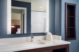 Ein Badezimmer in der Unterkunft Residence Inn by Marriott Fort Myers at I-75 and Gulf Coast Town Center