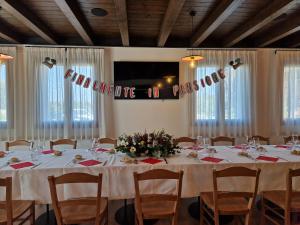 uma sala de banquetes com uma mesa com uma placa que lê em algum lugar em seu amor em L'Insolito Posto em Sabbioncello