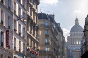 Hotel des Carmes by Malone في باريس: مجموعة مباني على شارع المدينة مع كاتدرائية