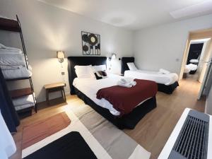 um quarto de hotel com duas camas e um computador portátil em 132 - Urban Beautiful Montorgueil em Paris