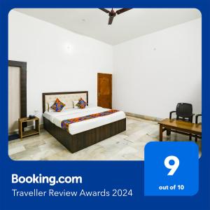 Habitación de hotel con cama y escritorio en FabExpress Prashansa Palace, en Varanasi