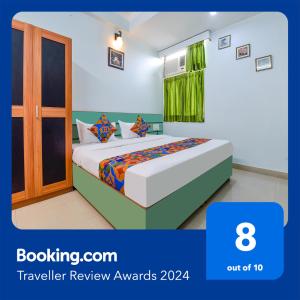 een hotelkamer met een bed en een deur bij FabHotel Aayojan in Jaipur