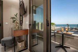 um quarto com uma varanda com vista para o oceano em Horizon Beachfront Apartments em Laganas