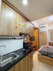 Küche/Küchenzeile in der Unterkunft Trans Park Juanda Bekasi By MJ Room