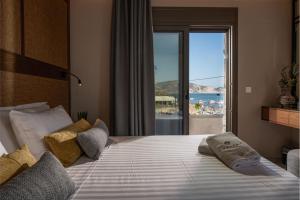 sypialnia z łóżkiem i widokiem na ocean w obiekcie Horizon Beachfront Apartments w Laganas