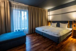 um quarto com uma cama e uma grande janela em Comfort Hotel Vesterbro em Copenhaga
