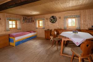 1 dormitorio con 1 cama y 1 mesa en una habitación en Garanashütte, en Schwanberg