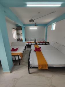 Postel nebo postele na pokoji v ubytování Sri Aksha Residency