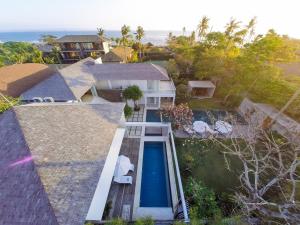 una vista aérea de una casa con piscina en Villa Canggu, en Canggu