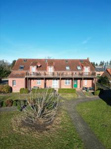 una gran casa de ladrillo con techo en Ferienpark Mecklenburg, en Ziegendorf