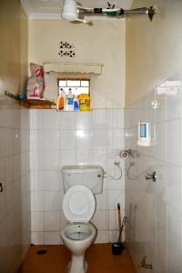 Bathroom sa Roma Stays- Modern and stylish Two-bedroom apartment in Busia (near Weighbridge)