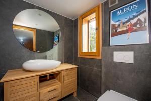 ein Badezimmer mit Waschbecken und Spiegel in der Unterkunft Chalet Gemme - Magnifique chalet piscine sauna in Saint-Étienne-de-Tinée + 15 Fotos
