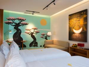 1 dormitorio con un mural de árboles en la pared en Villa Canggu, en Canggu