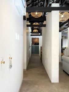 pasillo con paredes blancas y techo con luces en Okinawa Luxury Villa!English+Smart checkin+Coupon en Gabusoka