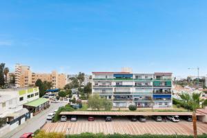 una vista aérea de una ciudad con coches estacionados en un estacionamiento en Apartment Los Alamos, en Torremolinos