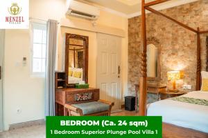 - une chambre avec un lit et un miroir dans l'établissement Menzel Villas Nusa Dua, à Nusa Dua
