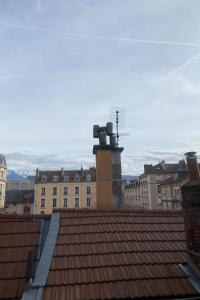 uma vista do telhado de um edifício em Bel appartement moderne au coeur de Grenoble em Grenoble