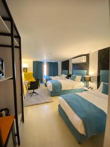 Tempat tidur dalam kamar di The RN Hotels