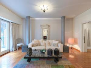 アテネにあるElegant apartment in Kolonakiのリビングルーム(白いソファ、テーブル付)