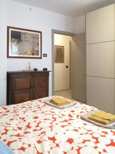 a bedroom with two mattresses on top of a bed at Casa Venezia e Riviera in Mirano