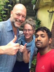 Un homme et une femme qui donnent un coup de pouce dans l'établissement Sky home stay, à Kandy