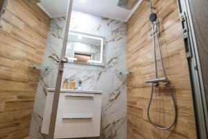 Koupelna v ubytování Apartmenthaus Oborishte + 20 fotografií