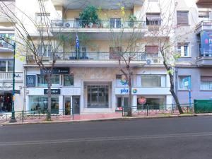 アテネにあるElegant apartment in Kolonakiの市通路脇の建物