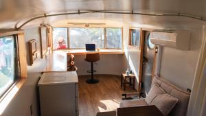 宮崎市にあるGuest House Uminokyojyusya - Vacation STAY 82828vのソファとノートパソコンが備わる小さな客室です。