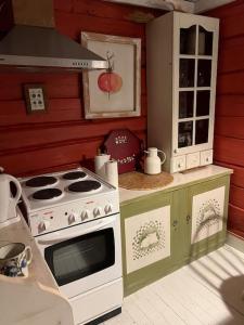 ein Modell einer Küche mit einem Herd und Schränken in der Unterkunft Det røde huset på Vågnes in Krokelvdalen